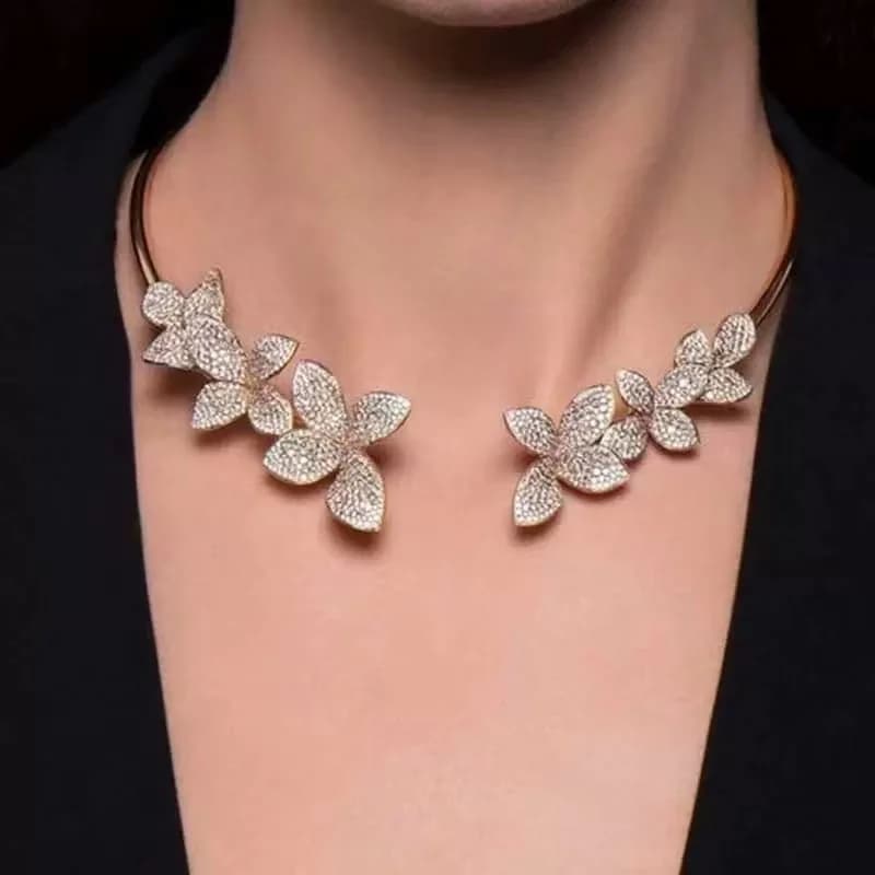Collare aperto con fiore in strass alla moda e personalizzato, dal tocco di alta gamma, catena per clavicola con diamanti incastonati, versatile.