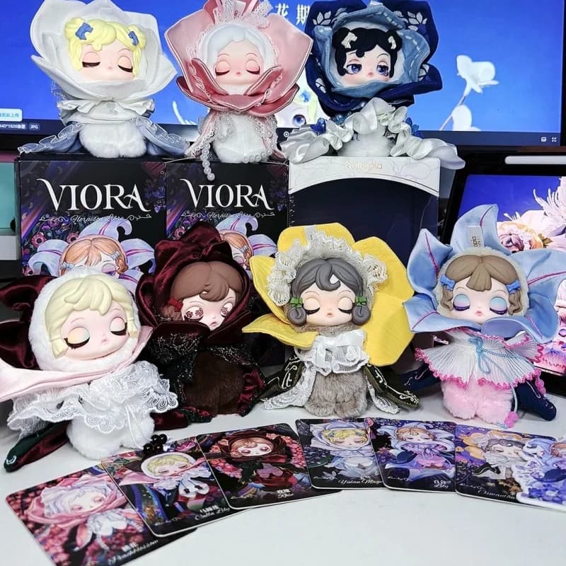 Softopia Viora No Waiting For Flower Season - Portachiavi Bambola Peluche da Collezione Blind Box, Ciondolo Carino per Borsa, per Collezionisti di Giocattoli Anime