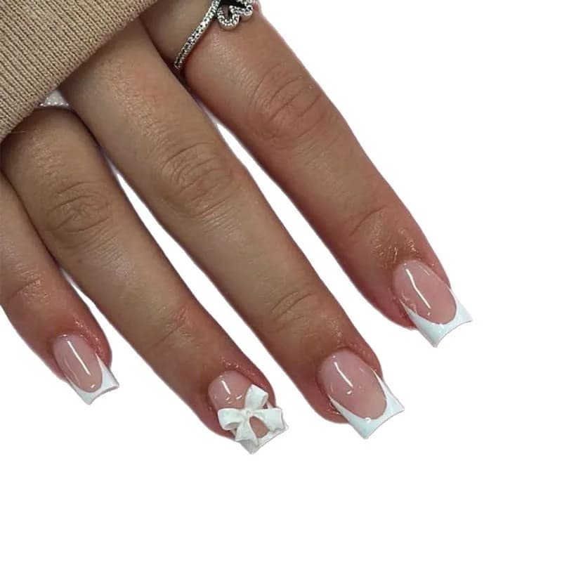 Nuova Nail Art Semplice 2026: Dolce Nail Art Francese Bianca con Fiocco - Unghie Eleganti di Media Lunghezza che Illuminano la Pelle