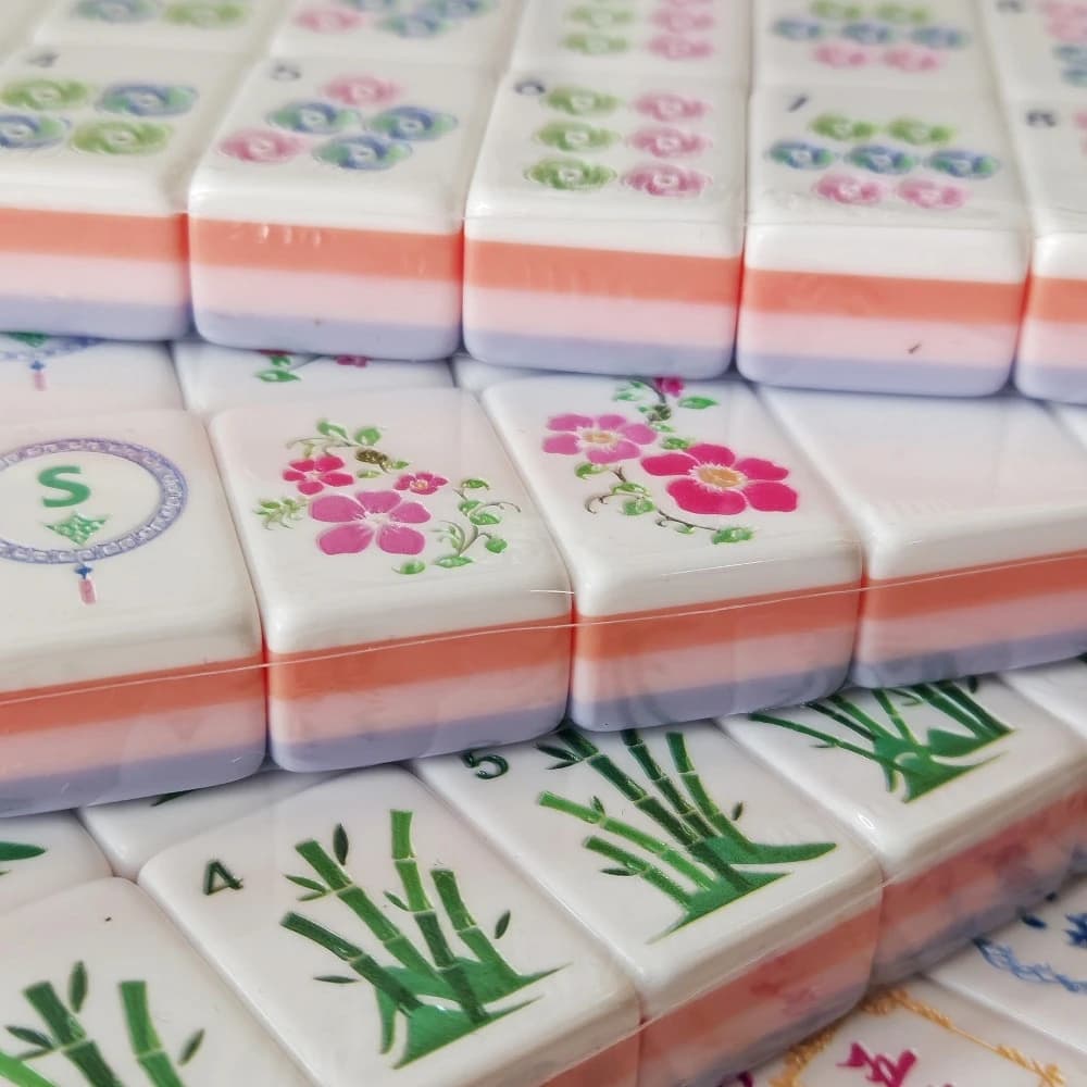 Premium Custom American Mahjong Sets Luxury Modern Lilac Mahjong Tiles 4-Layer Acrylic Portable Mah Jongg for Home Entertainment