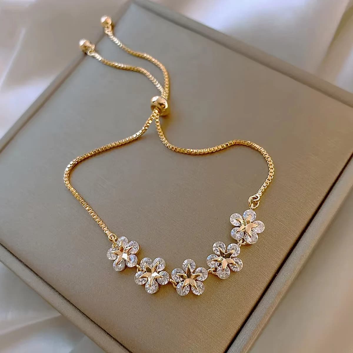 Korean New Luxury Flower Charm Bracelet Women Round Butterfly Shiny Rhinestone Bracelet Chic Jewelry