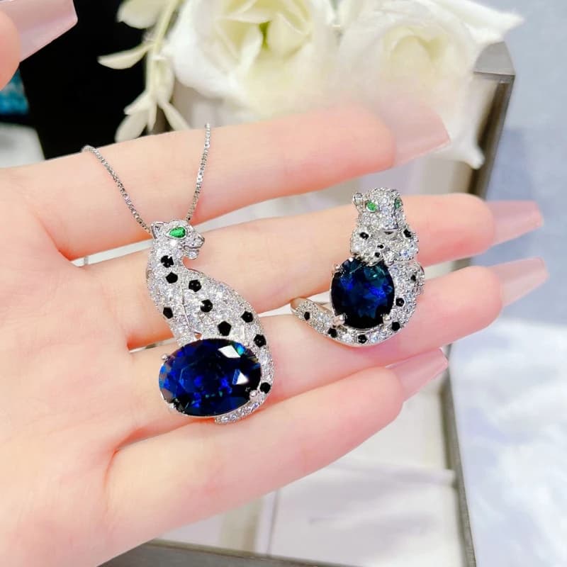 Collana con Ciondolo a Forma di Leopardo Completamente Tempestato di Diamanti, alla Moda e di Lusso, con Anello Aperto - Gioiello Potente e Imponente.