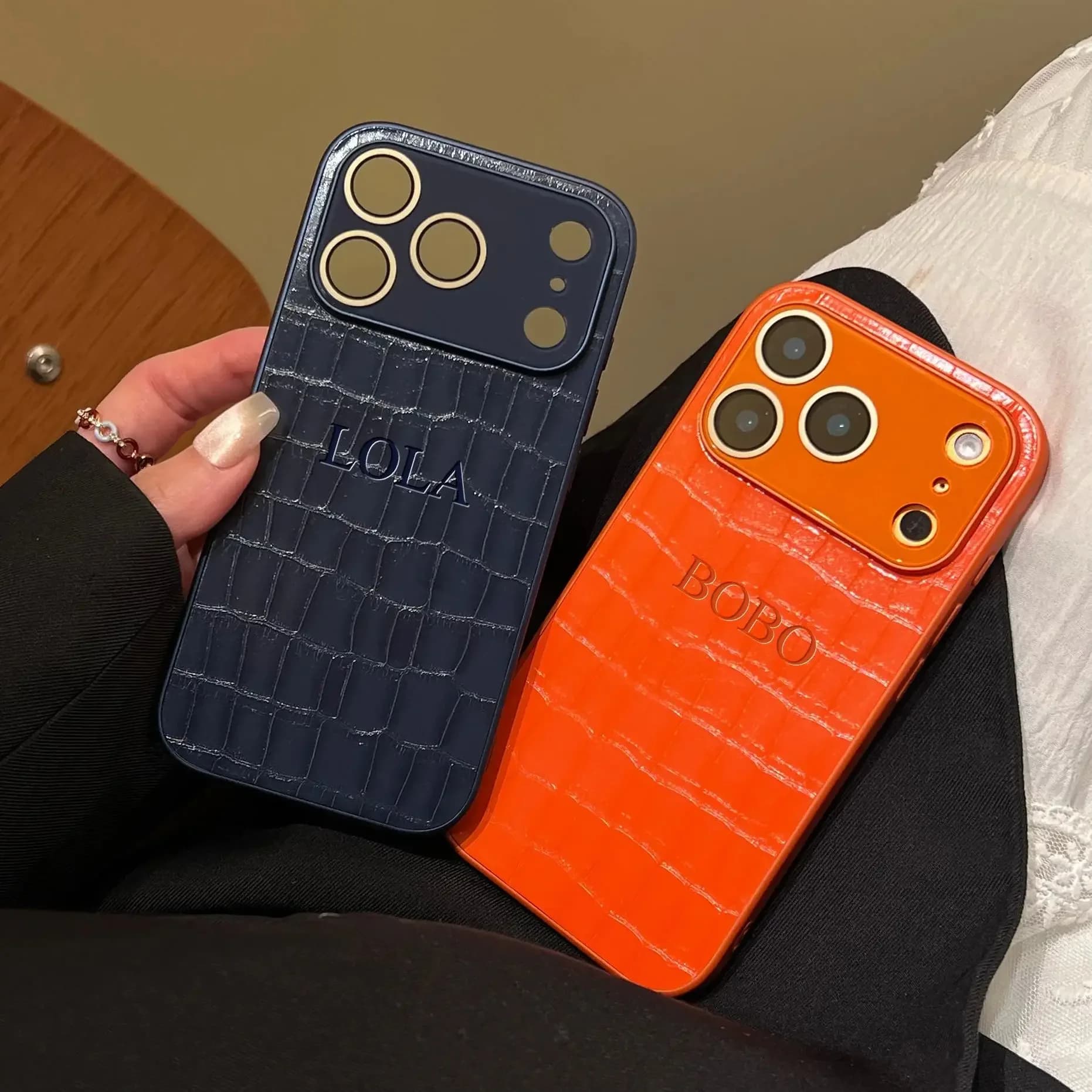Custodia in Finta Pelle con Motivo Coccodrillo Goffrato a Caldo Personalizzabile per iPhone 13 14 15 16 17 Pro Max 17 Air con Pellicola Trasparente per Lenti