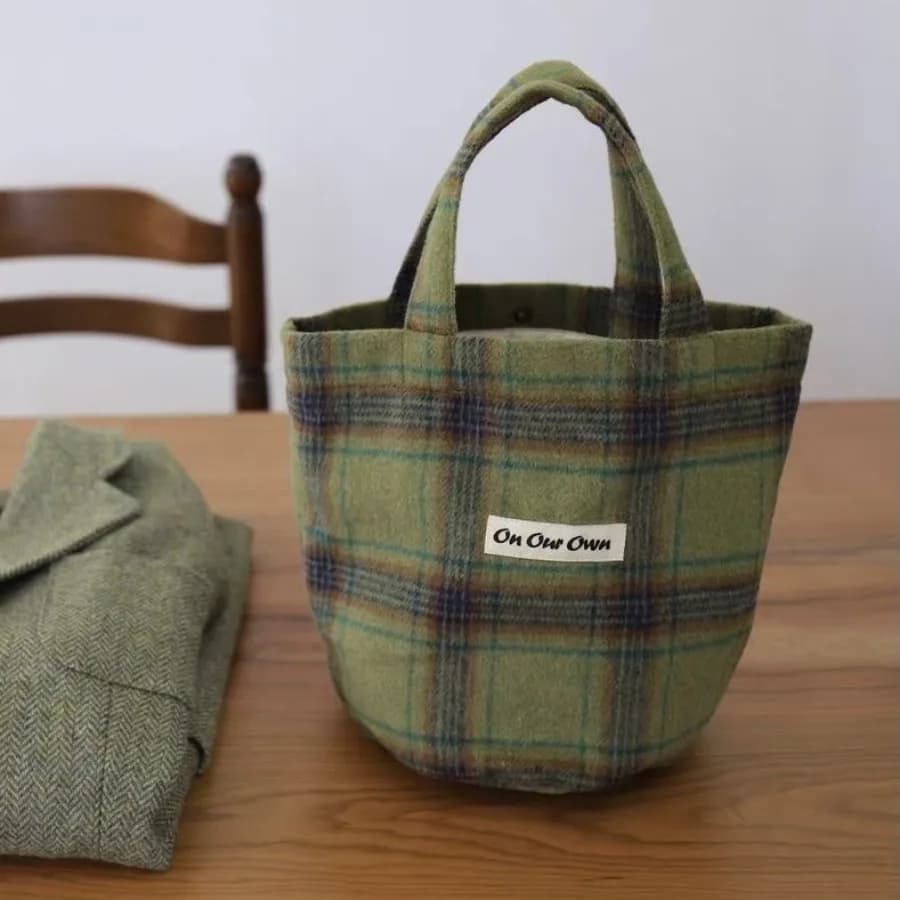 【Nuovo Arrivo】Borsa tote in lana a quadri verde, piccola borsa a secchiello con etichetta "On Our Own" per uso casual e quotidiano