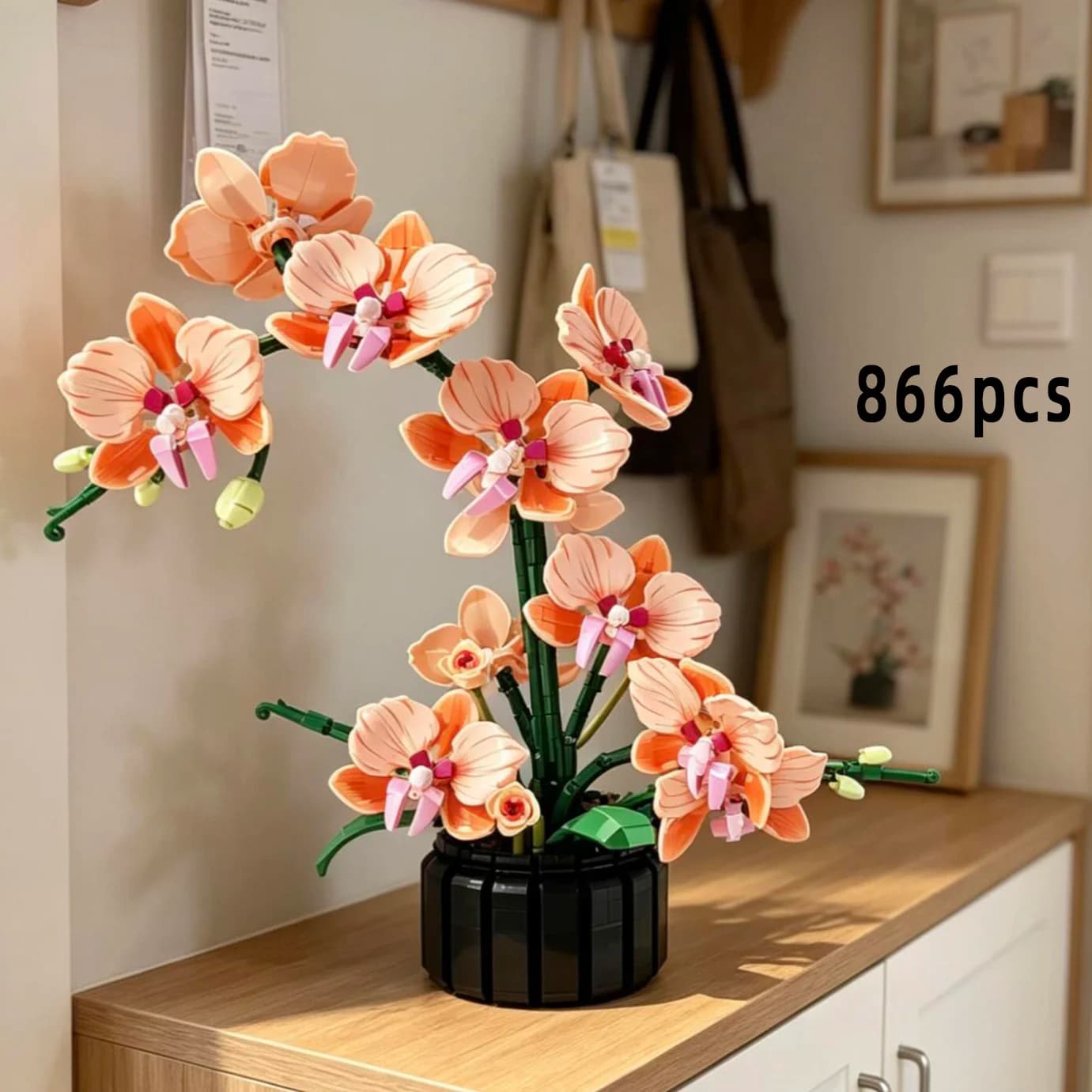 Set di blocchi da costruzione a forma di orchidea Phalaenopsis arancione, con vaso, assemblaggio fai-da-te di fiori eterni, modello di pianta artificiale, decorazione per la casa/ufficio, decorazione da scrivania, blocchi da costruzione a forma di pianta da collezione, decorazione d'atmosfera per la stanza, regalo esclusivo per gli amanti delle piante, regalo universale per adulti e bambini, regalo di compleanno per ragazze, regalo di Natale ideale