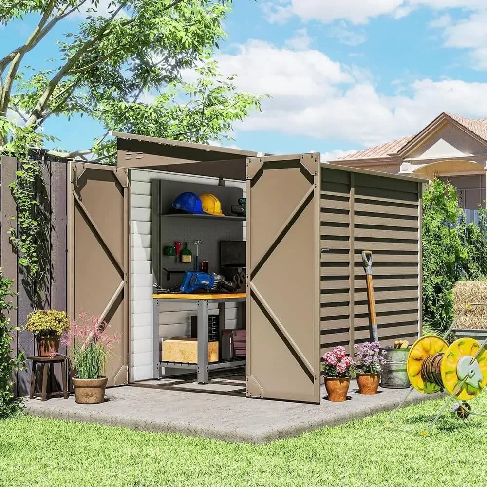 Casetta da Giardino in Acciaio Marrone 4.6' x 9' con Design Impermeabile a Tetto Inclinato, Kit di Fondamenta, Porta Lucchettabile, Guanti e 2 Prese d'Aria