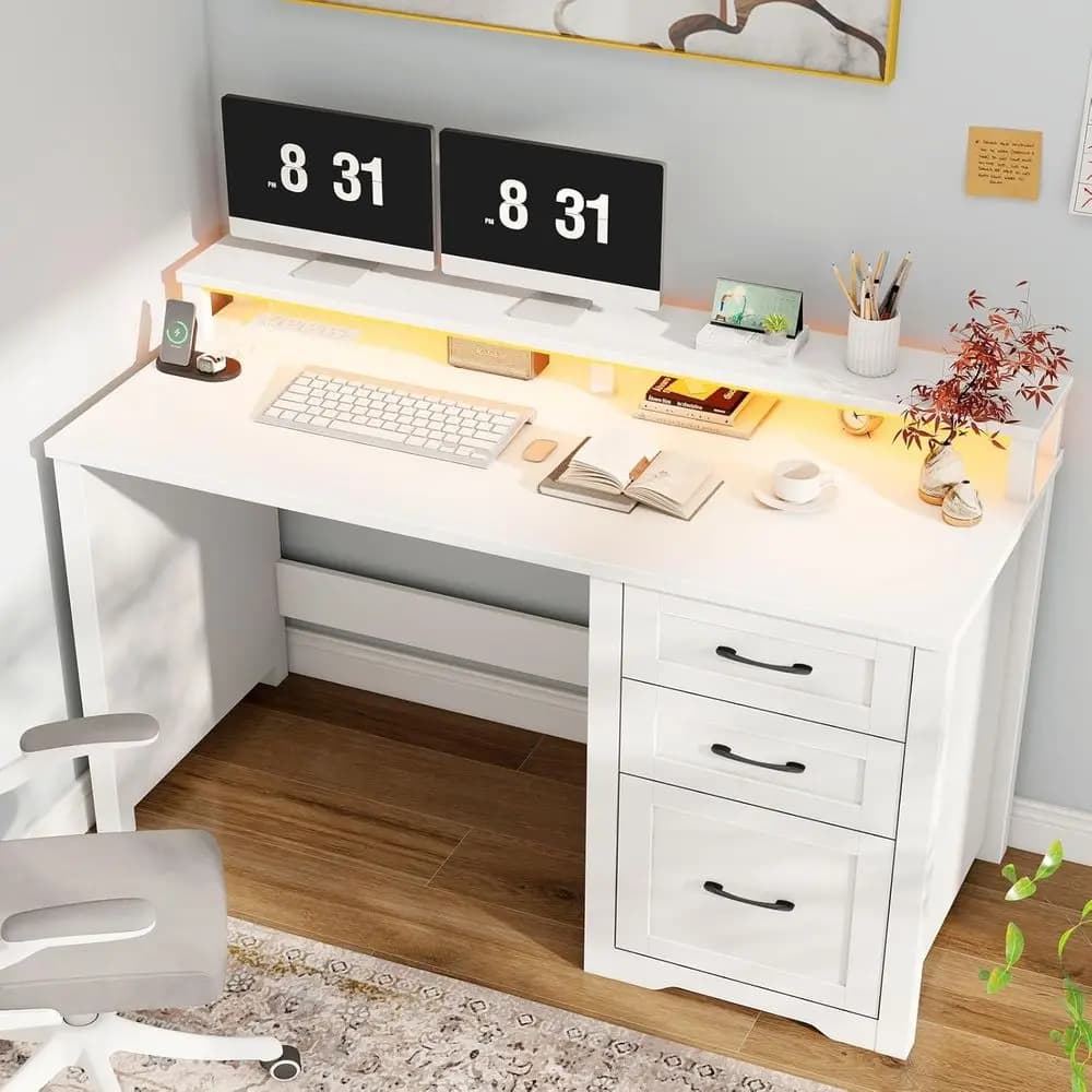 Scrivania direzionale Armhouse da 47 pollici con supporto per monitor e armadietto, scrivania per computer a 3 ripiani con luci LED e prese di corrente, postazione di lavoro