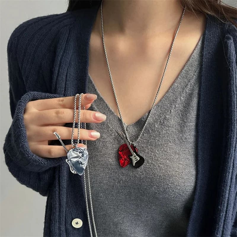 Collana con ciondolo per chitarra in acciaio al titanio di moda per uomo donna Collana a catena lunga con plettro acrilico personalizzato Coppia gioielli casual