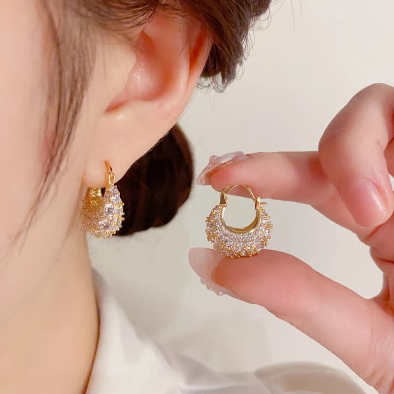 Orecchini a cerchio con zirconi a diamante dal design alla moda, lusso discreto, tocco di alta gamma, ear cuff unici, versatili ed eleganti in stile europeo