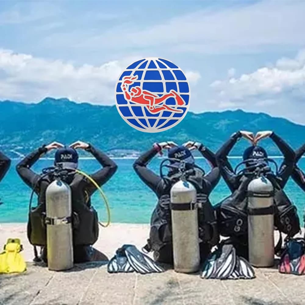 PADI Logo Spilla smaltata Global Diver Spilla da bavero Red Diver Blue Earth Badge Accessori per zaino a tema immersioni subacquee