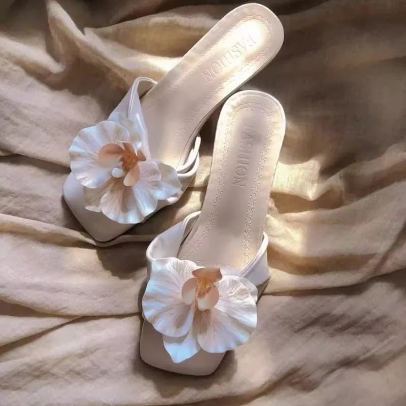 Sandali da donna di marca 2025 Estate Nuovi sandali eleganti con fiori Casual alla moda Abbigliamento esterno Scarpe con tacco alto Donna Presentazioni aziende produttrici giochi