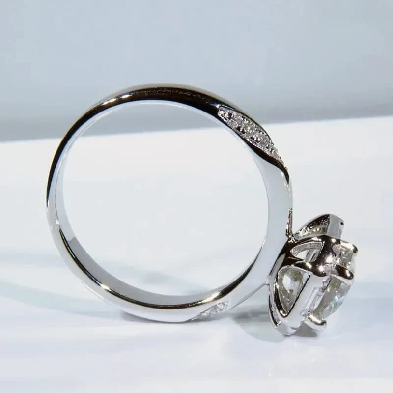 Elegant and Sparkling Ring in European and American Style 2026, Round Jewel with Cubic Zirconia for Japanese and Korean Sposes