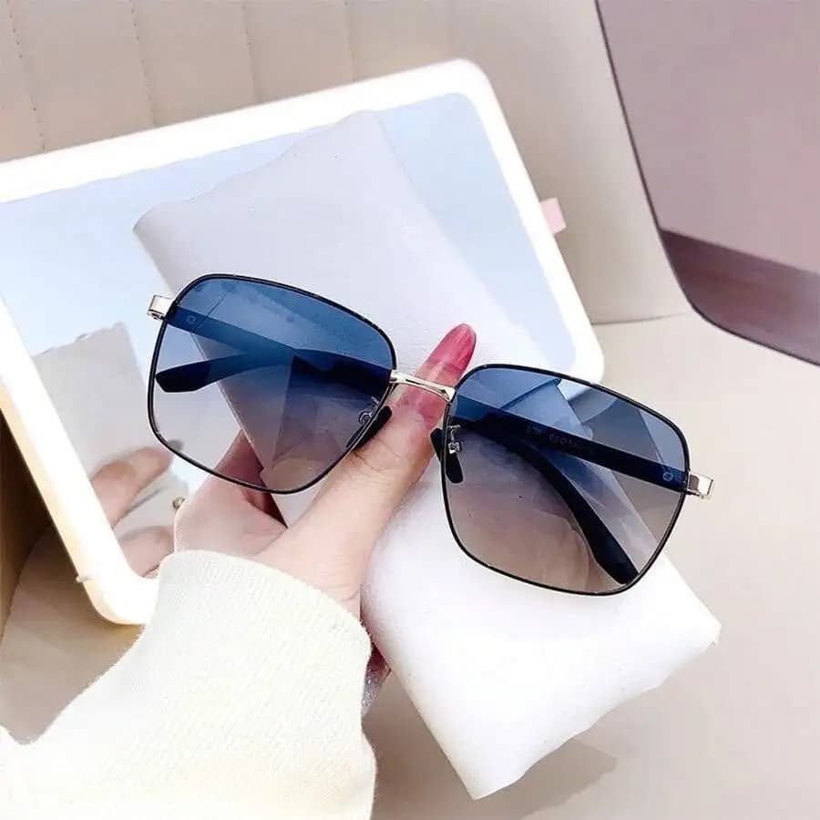 Occhiali da sole quadrati con montatura sottile e lenti sfumate blu-grigie per donna e uomo