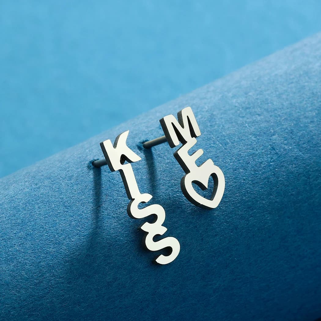 Cxwind orecchini in acciaio inossidabile di moda con incisione Laser semplice KISS ME orecchini da studio taglio a mano regalo di san valentino regalo di compleanno