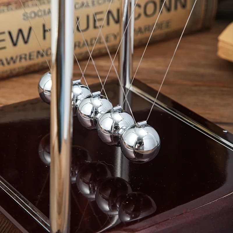Set di 2 ornamenti a forma di pendolo di Newton, giocattolo galleggiante antistress a forma di pendolo di Newton, decorazione per ufficio, regalo creativo adatto per scrivania, soggiorno o studio, ottimo articolo da regalo