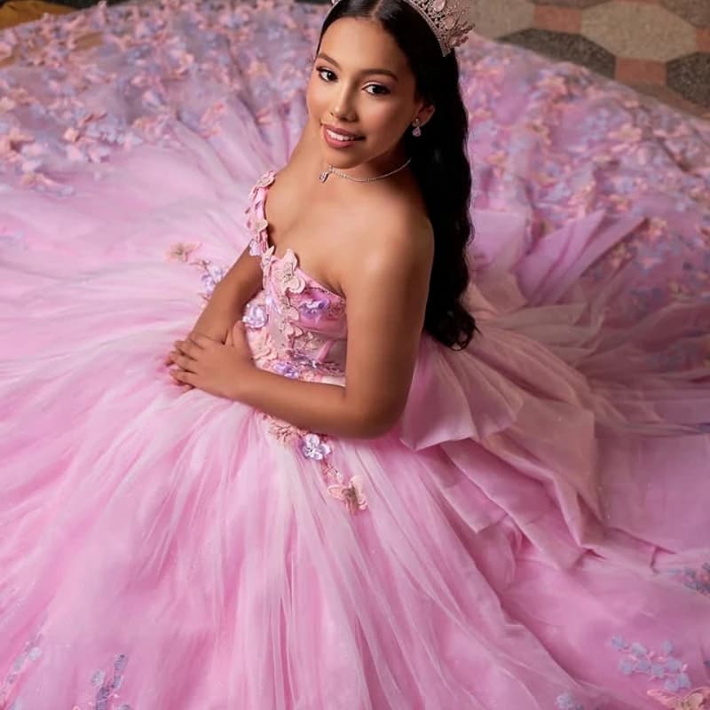 Abito Quinceanera personalizzato rosa lucido con spalle scoperte con paillettes applique a farfalla in tulle di pizzo abiti da 15 Quinceanera