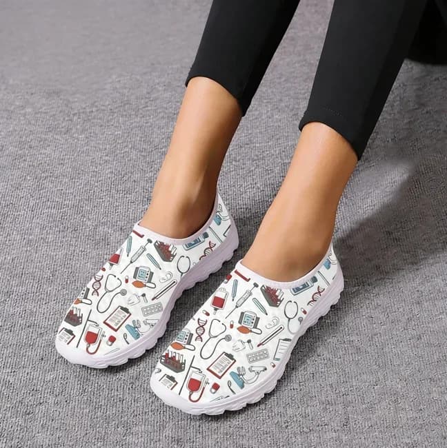 Scarpe da infermiera casual slip-on da donna con motivo a strumenti medici, sneakers piatte per operatori ospedalieri, mocassini leggeri da donna