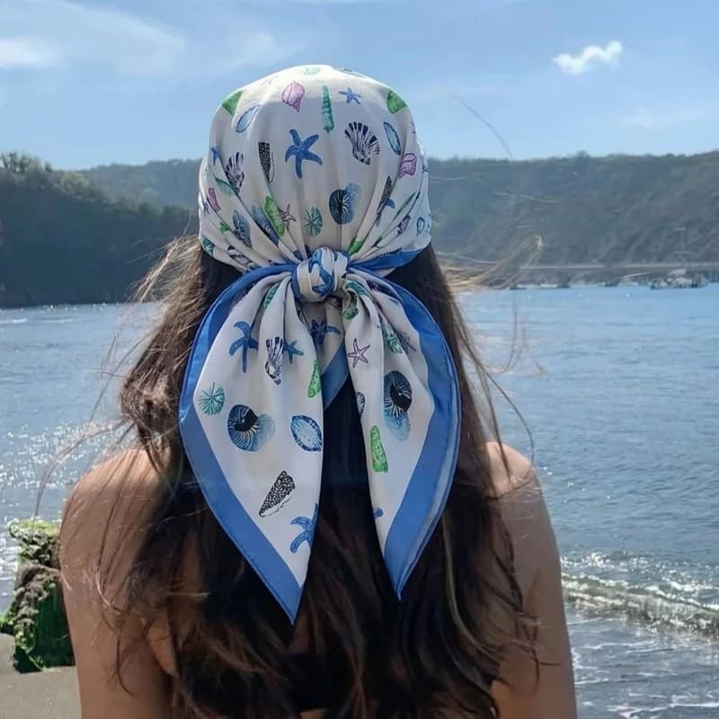 Foulard Quadrato Effetto Seta da Donna con Stampa Conchiglie Marine e Stelle Marine, Bandana Morbida in Raso, Sciarpa per Collo e Capelli, Copricapo per Spiaggia e Uso Quotidiano, Regalo