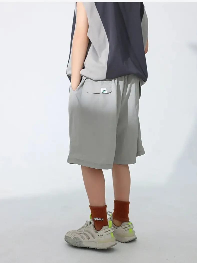 Pantaloni sportivi da ragazzo in tinta unita Pantaloni leggeri e traspiranti ad asciugatura rapida Pantaloncini larghi per bambini alla moda 2025 Estate Nuovo