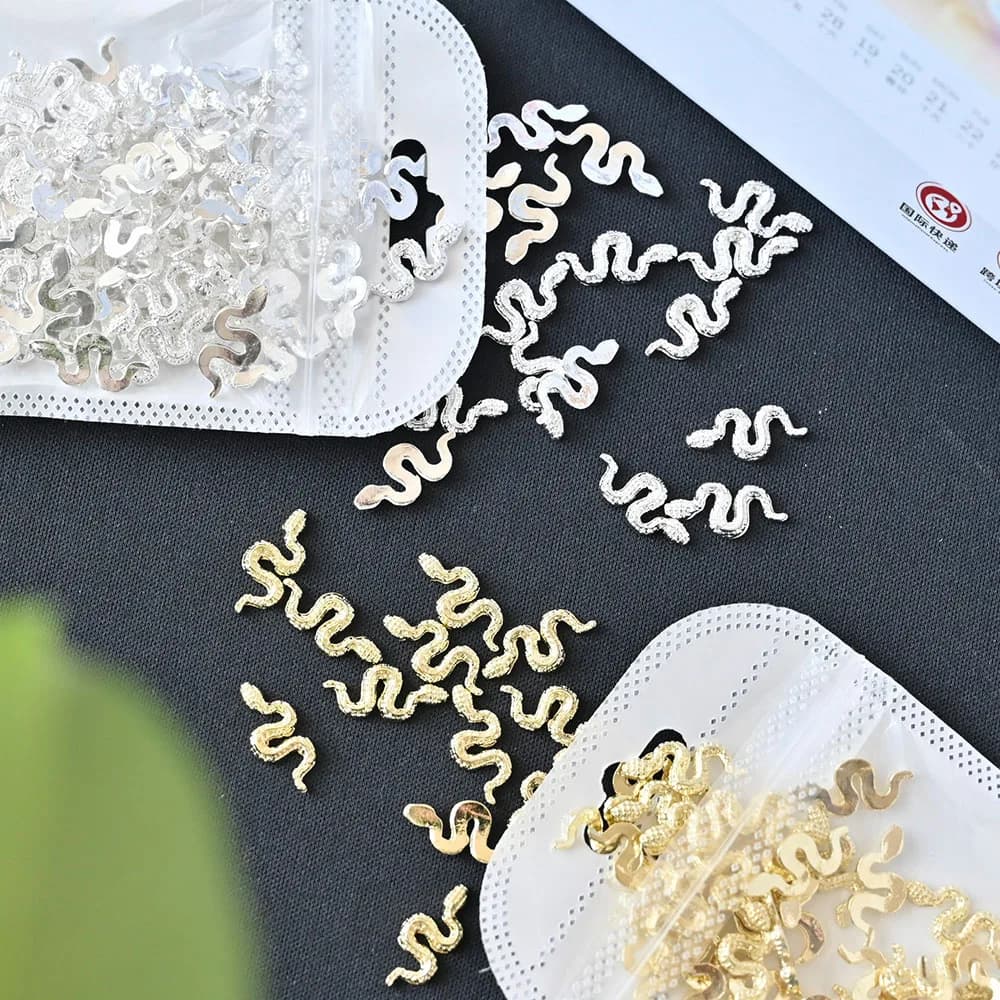 10 pz 3D Oro/Argento Serpente Pendenti E Ciondoli Per Unghie In Lega di Metallo Serpente Unghie Artistiche Strass Gioielli Per Manicure Per Il FAI DA TE Accessori di Lusso
