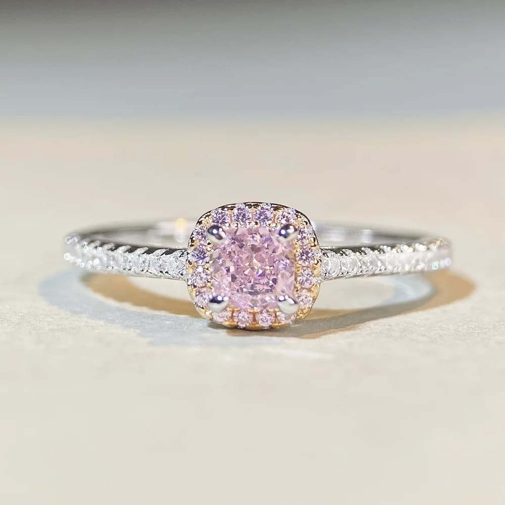 Anello di design di nicchia in argento sterling S925 con diamante rosa, piccolo e raffinato, a quattro griffe, di lusso leggero e di alta gamma.