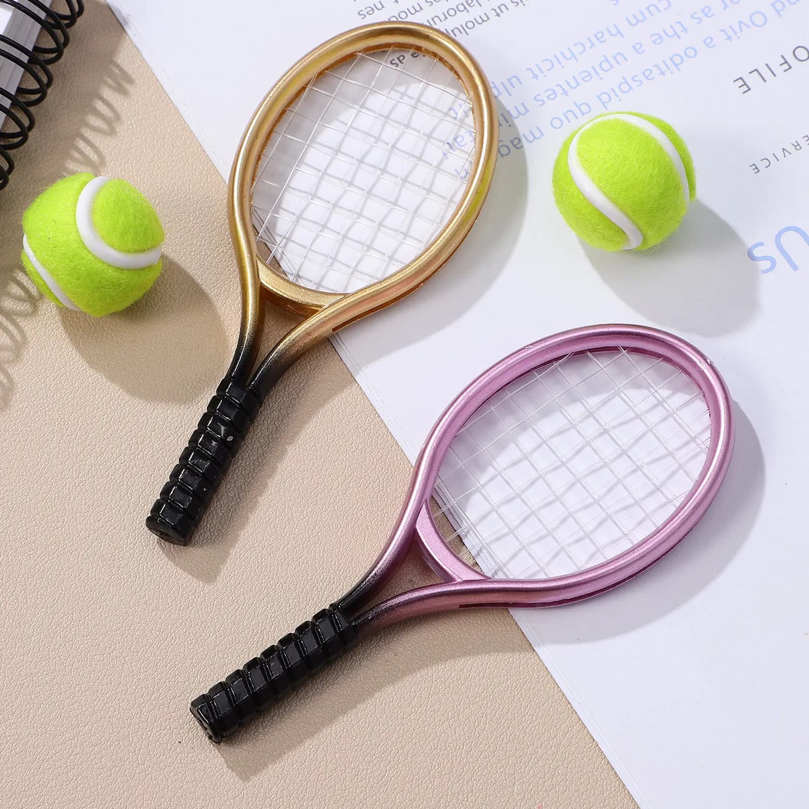 2 Set Mini Racchette da Tennis con Pallina, Compatte e Leggere, Non Deformabili, Ornamento Decorativo per Mini Casa, Accessorio per Foto e Fai da Te