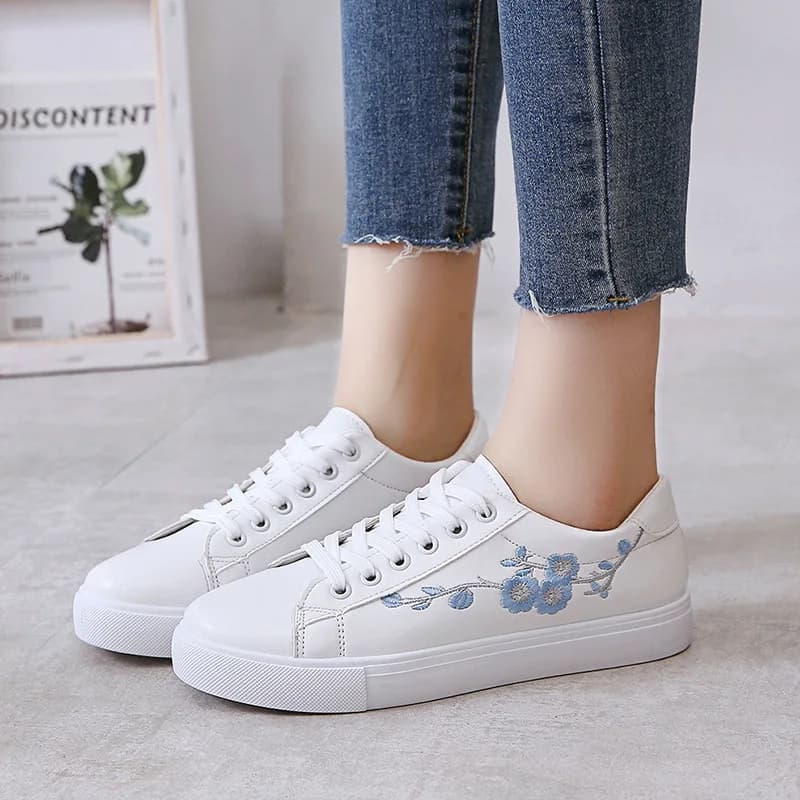 Scarpe da ginnastica bianche con lacci ricamate floreali piatte da donna Scarpe da skate da corsa casual Calzature sportive per studenti leggere e traspiranti