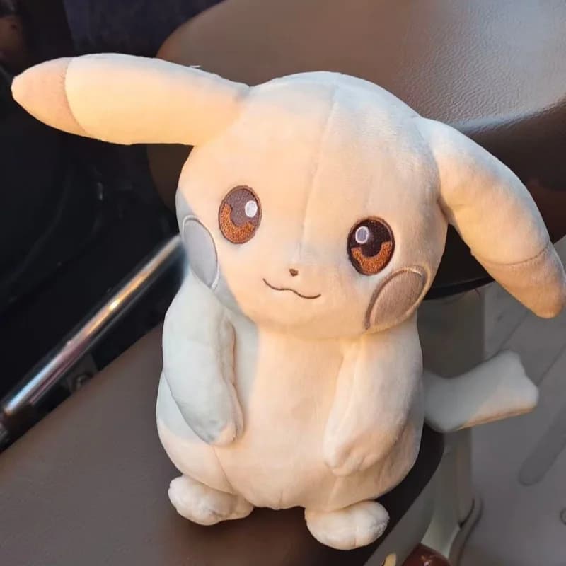 Peluche Pikachu Pokemon Pokopia Light Color, Giocattolo di Peluche del Personaggio del Gioco, Bambola Imbottita con Orecchie Morbide, Regalo di Tendenza