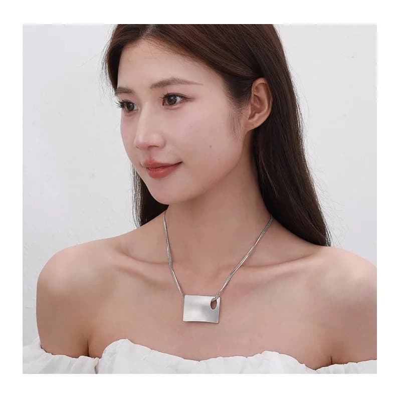Collana Corta da Donna con Design Personalizzato, Catena Quadrata Cava alla Moda e Semplice