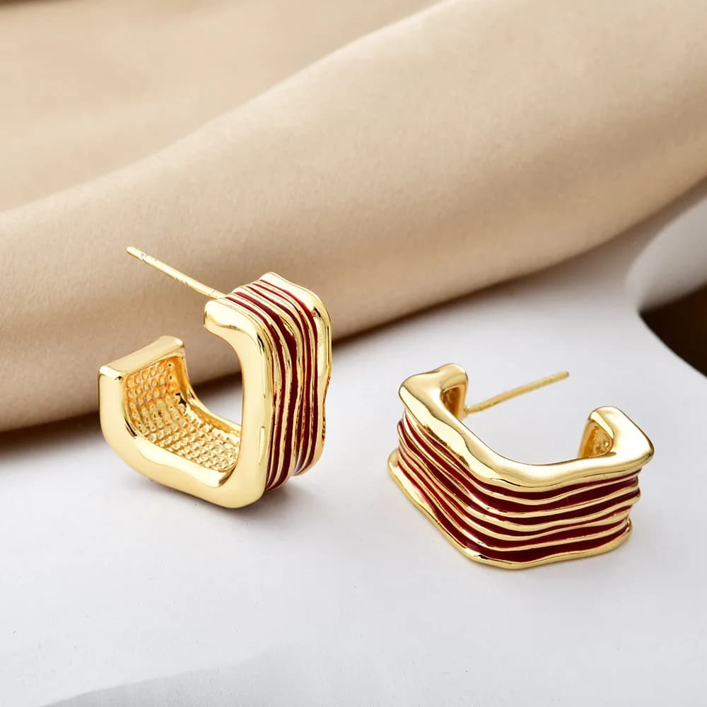 Nuovi orecchini a perno minimalisti ed eleganti con strisce rosse a forma di C, alla moda per l'uso quotidiano, dal fascino versatile.