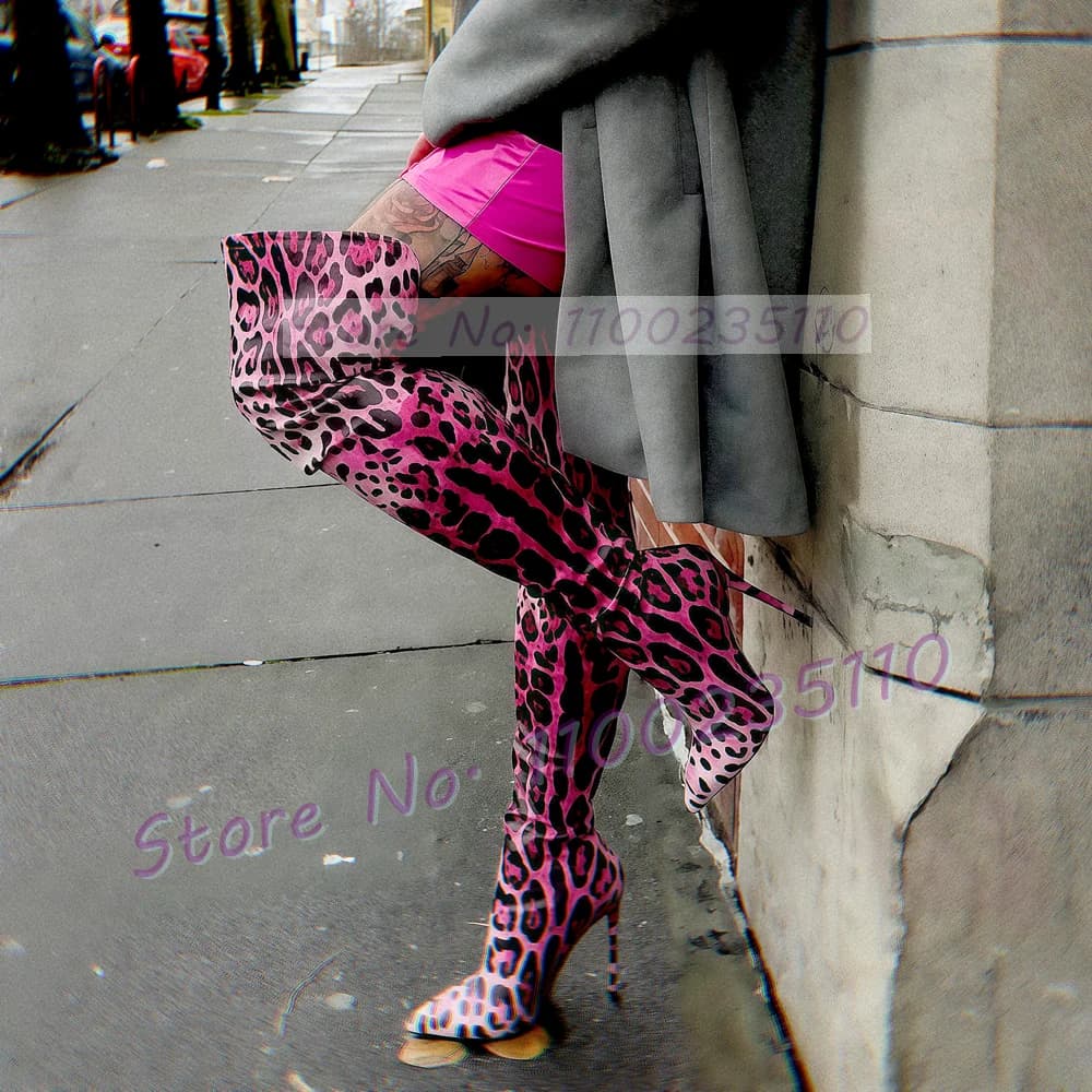 Stivali sopra il ginocchio elasticizzati leopardati rosa Stivali da donna alla moda con punta a punta e tacchi alti sottili Stivali con cerniera posteriore Scarpe scavate sexy da donna