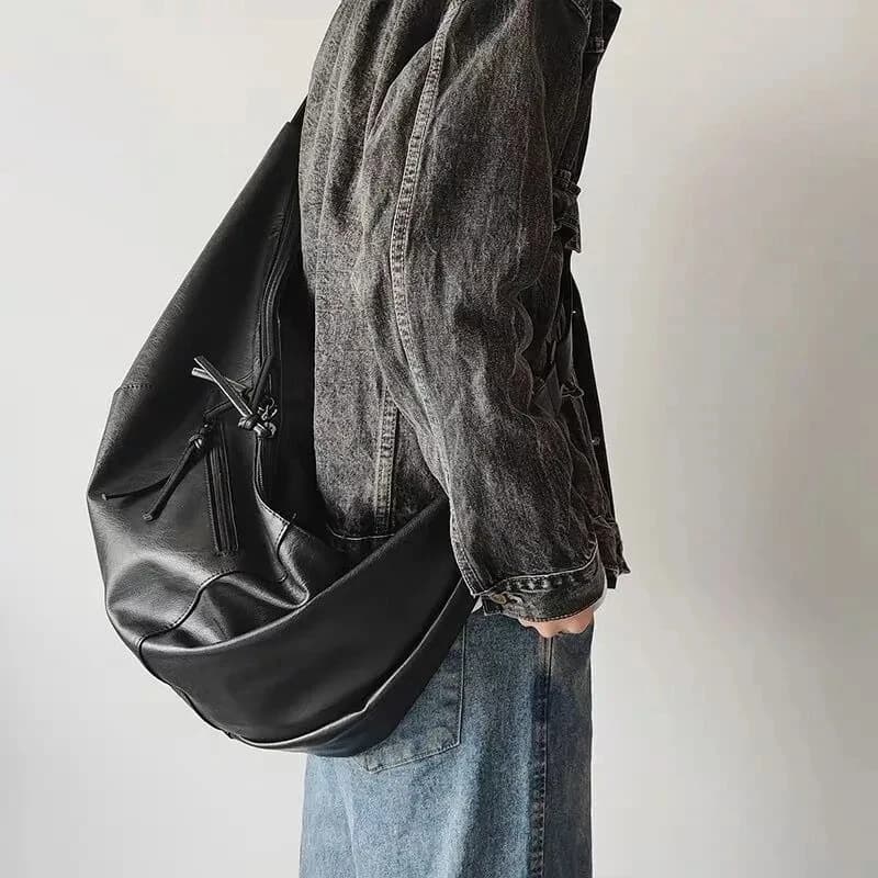 Stylish men's dumpling-shaped PU shoulder bag, suitable for casual outings and large-capacity needs.