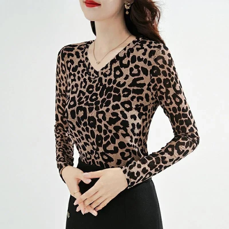 Nuova primavera autunno T-shirt a maniche lunghe con scollo a V Camicia base stampata slim da donna Top versatile con stampa leopardata alla moda