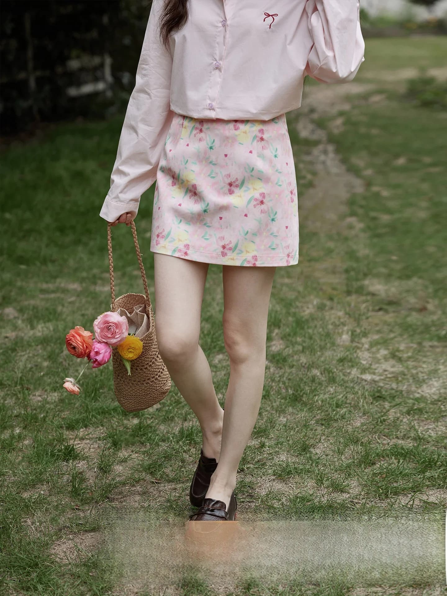 Elegante gonna corta rosa a stampa floreale, a vita alta, stile A-line, per il commuting, da donna, moda premium, nuova collezione primavera estate.