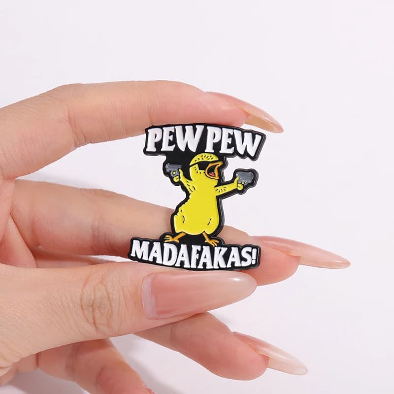 Pew Pew Madafakas! Spille smaltate a forma di simpatico pulcino, spille con occhiali da sole a forma di pulcino, distintivi da risvolto, gioielli a tema animale, regalo