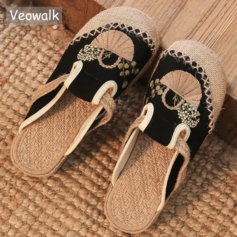 Veowalk Basket Ricamo Donna Cotone Lino Punta chiusa Ciabatte piatte Pantofole Comode scarpe casual fatte a mano Nero Beige Grigio