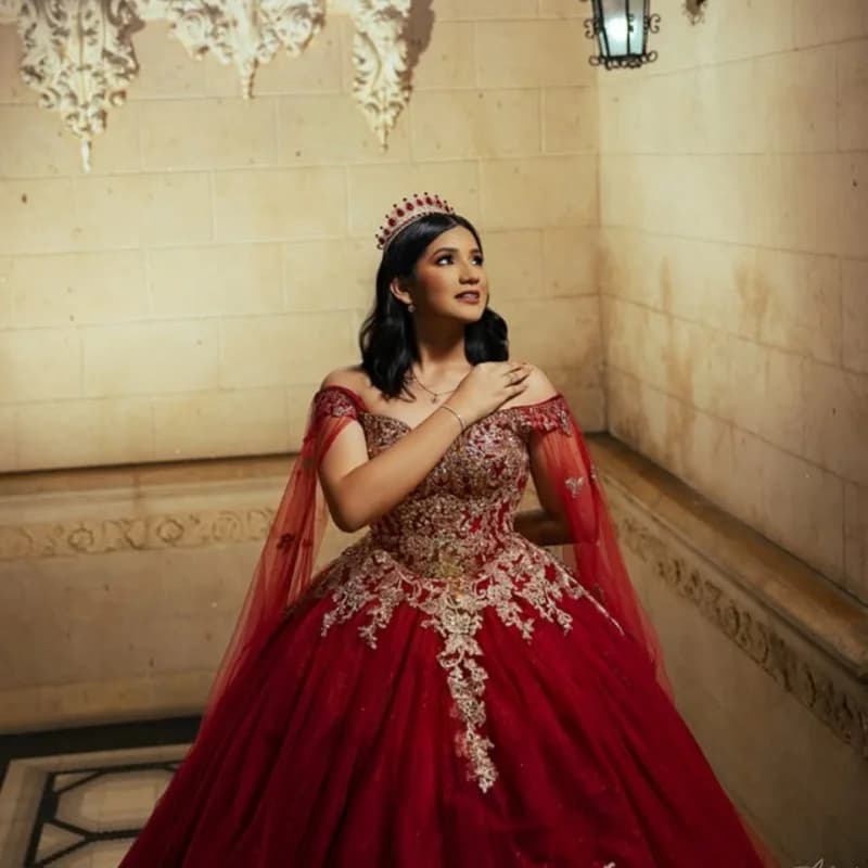 Abito Quinceanera rosso lucido Pizzo Tull paillettes dorate decalcomania fiocco di cristallo abiti da 15 Quinceanera Personalizzato