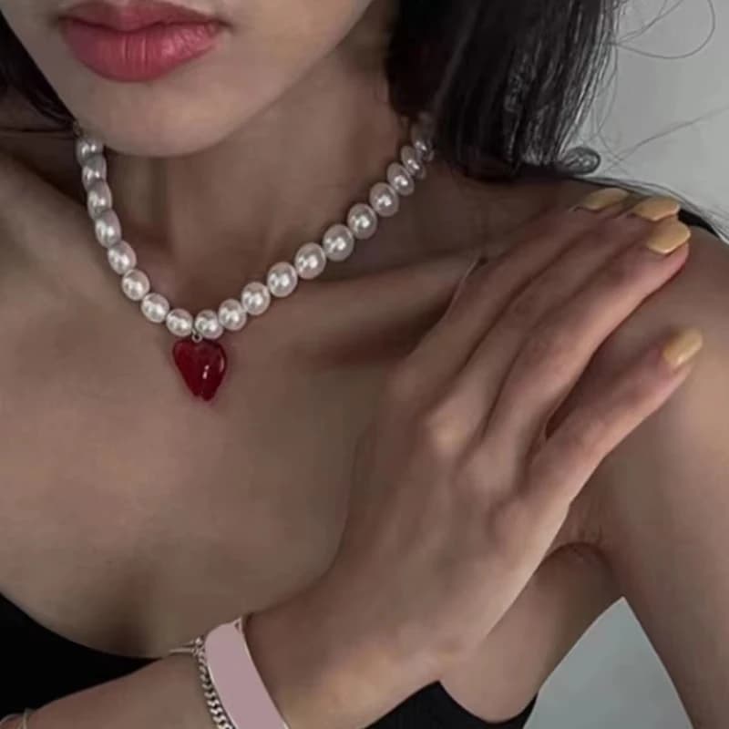 Collana girocollo con perle alla moda per le donne collane con perline a cuore rosso con catena a clavicola temperamento gioielli estetici