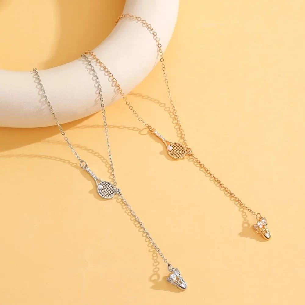 Collana Racchetta da Tennis in Zircone, Colore Oro, Lega, con Ciondolo a Pallina da Tennis in Perla e Strass, Catena a Clavicola