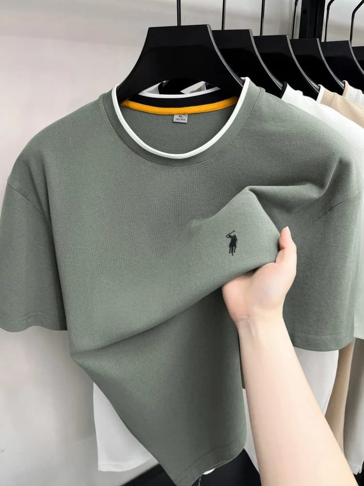 T-shirt di lusso in cotone a maniche corte, nuova tendenza estiva, squisito ricamo a forma di pony, top casual da golf da uomo con scollo rotondo.
