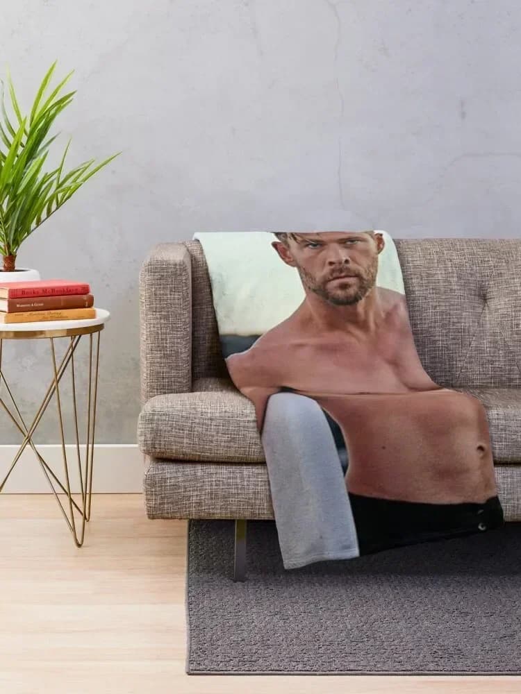 Chris Hemsworth coperta da tiro idee regalo di san valentino letti morbidi coperte posteriori