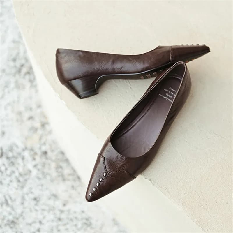 Nuova Primavera/Autunno Scarpe da donna in vera pelle Moda Rivetto Scarpe a punta per le donne Tacchi bassi Scarpe da donna Mocassini fatti a mano