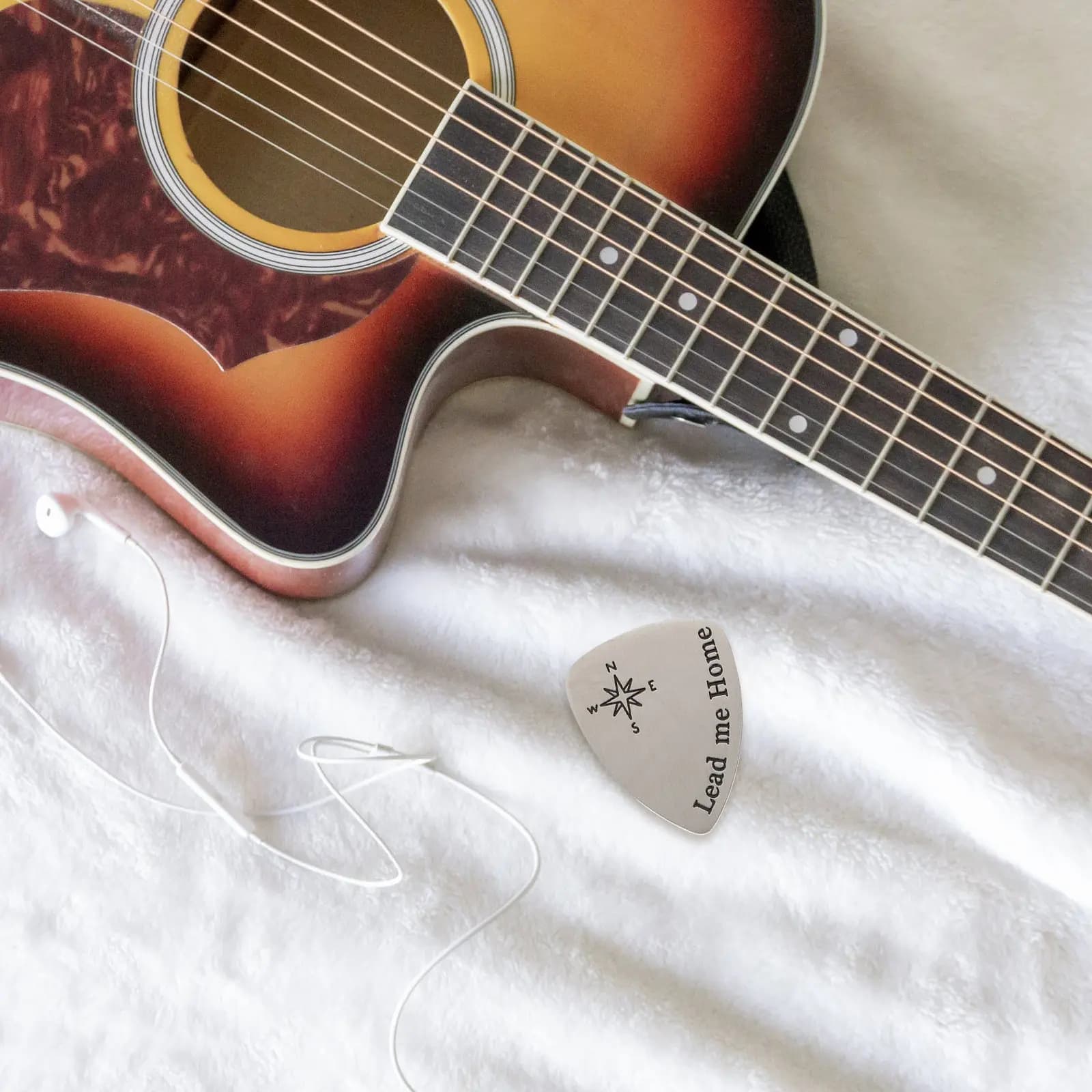 Set di 6 Plettri in Acciaio al Titanio Resistenti, Sensazione di Maneggevolezza Superiore, Prestazioni di Precisione per Chitarra Elettrica, Basso, Acustica e Ukulele