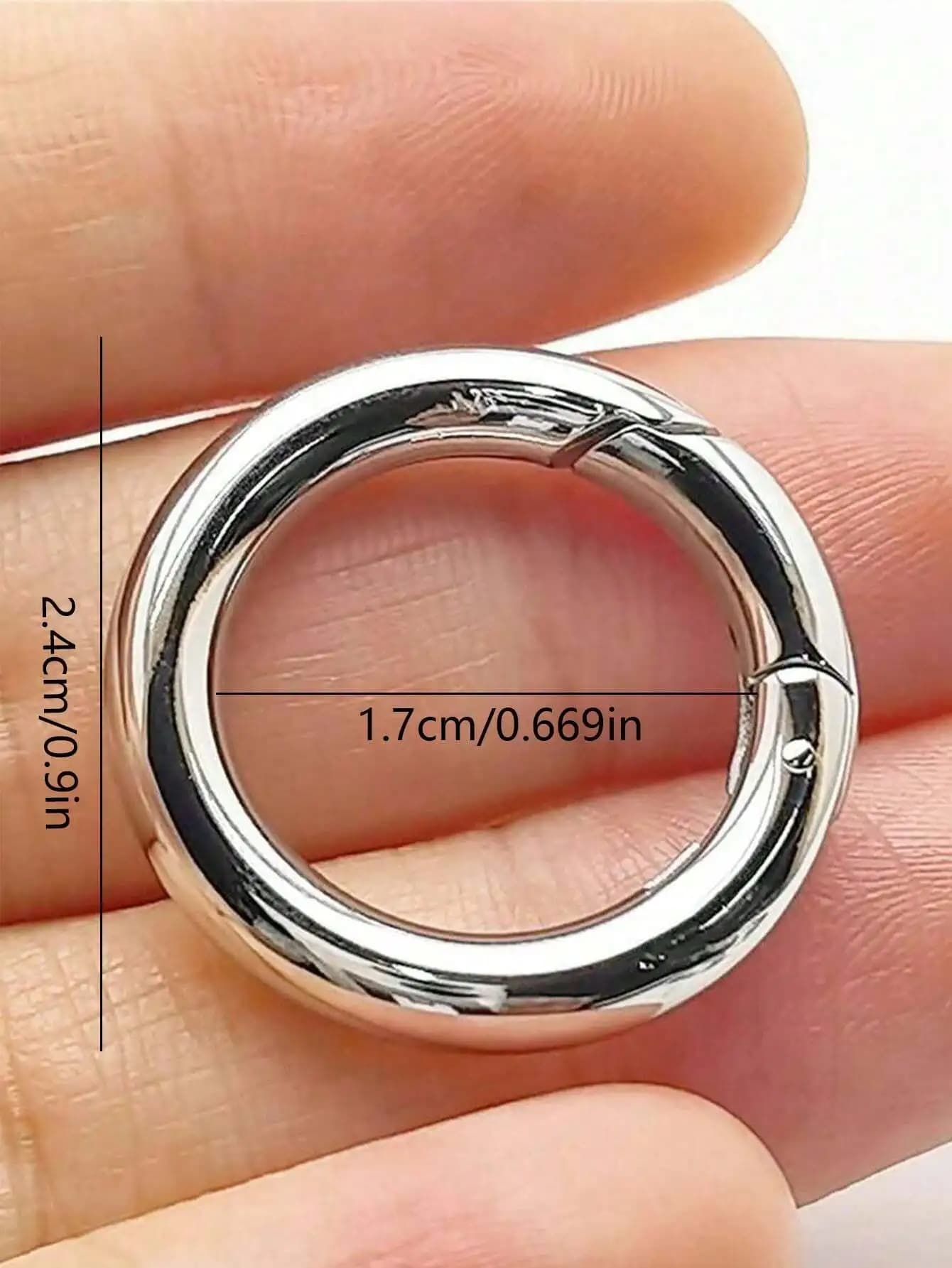 Anello a scatto in metallo lucido con meccanismo a molla per chiusura e connettore di cinghie per borse