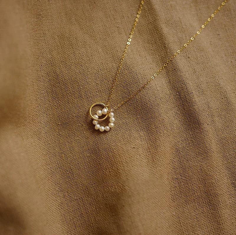 Design Sense Collana di perle d'acqua dolce con senso delicato Anello geometrico femminile Collana a catena con clavicola di nicchia di lusso leggera