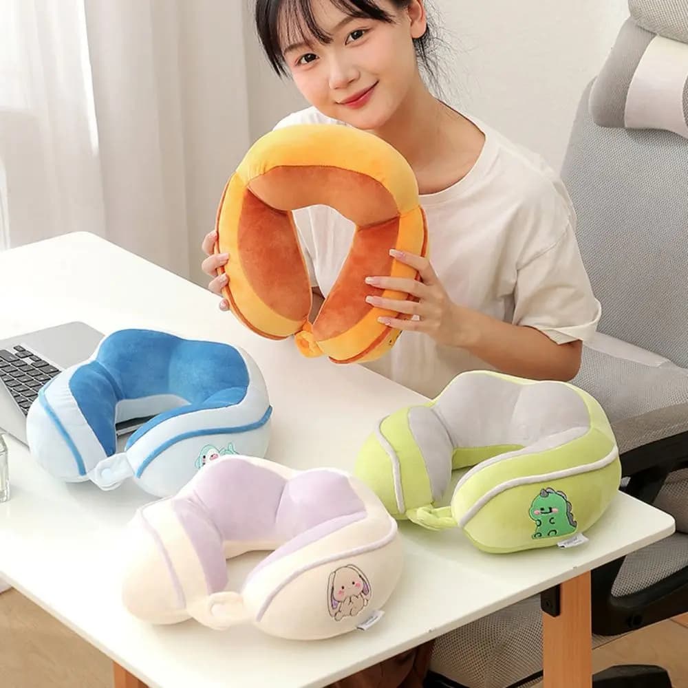 Cuscino da viaggio a forma di U in cotone PP con design a cartone animato, morbido, per il collo, con chiusura a bottone a pressione, ideale per ufficio e riposini, delicato sulla pelle, con design a sospensione.