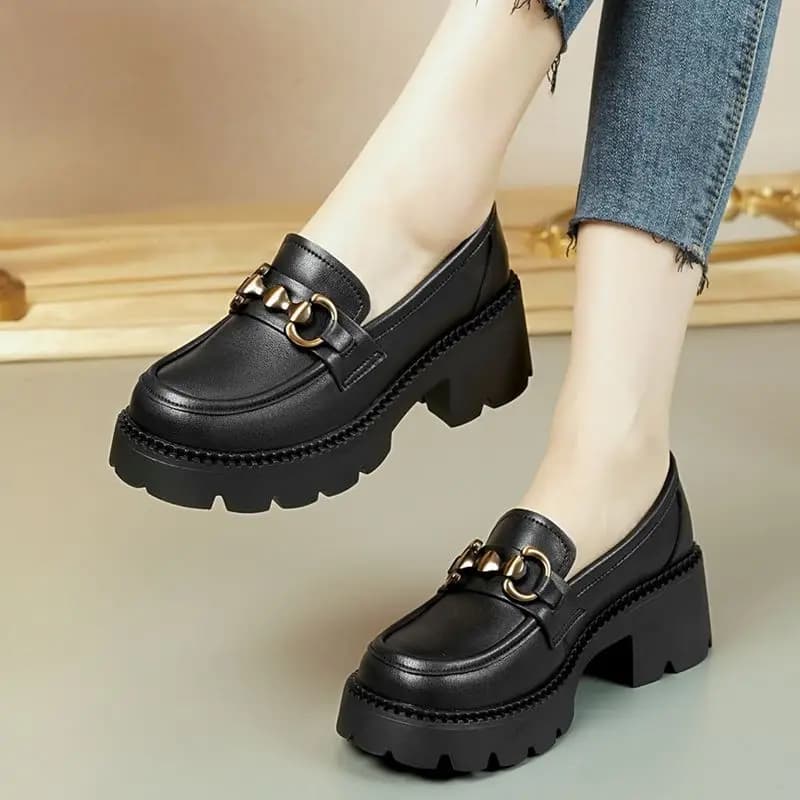 2025 Mocassini con plateau primaverili e autunnali Scarpe con suola spessa da donna Moda Scarpe in pelle con aumento di altezza morbida Calzature