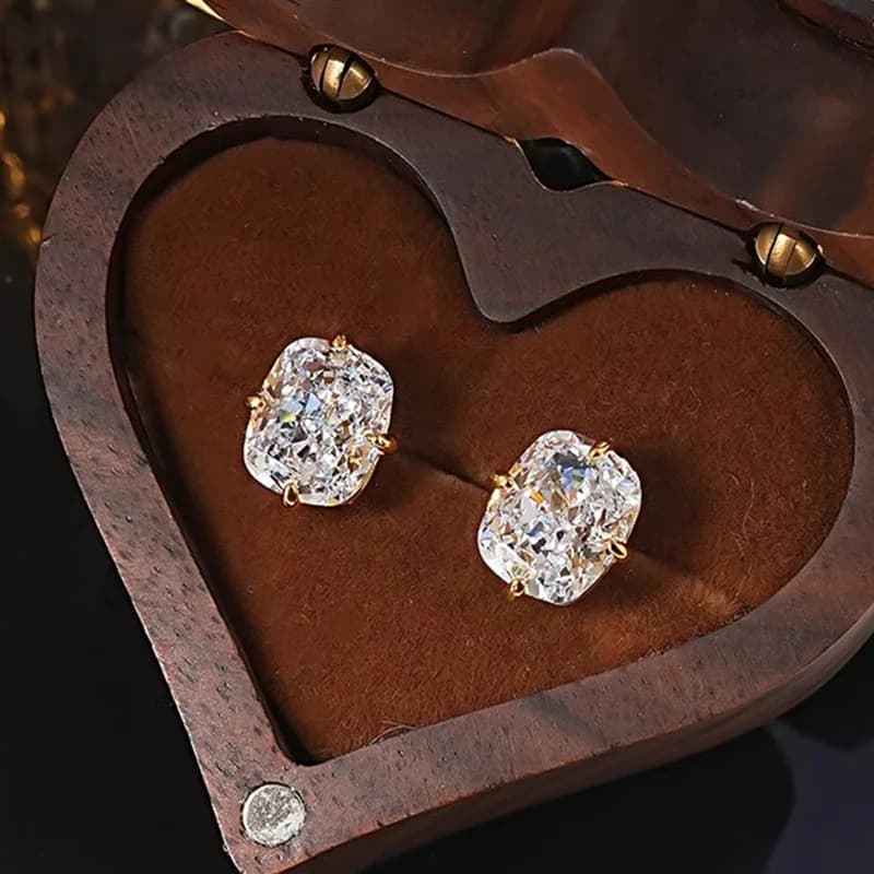 Anello da Donna 2026 Nuovo Elegante Personalizzato di Alta Gamma con Zircone Squisito a Quattro Griffe, Accessorio Semplice e Lussuoso per Sposa