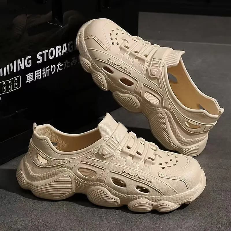 Summer Clogs Sandals For Men New Outdoor Soft Botton Beach Slippers Anti-slip EVA Garden Shoes Fashion Hollow Hole Shoes Water s