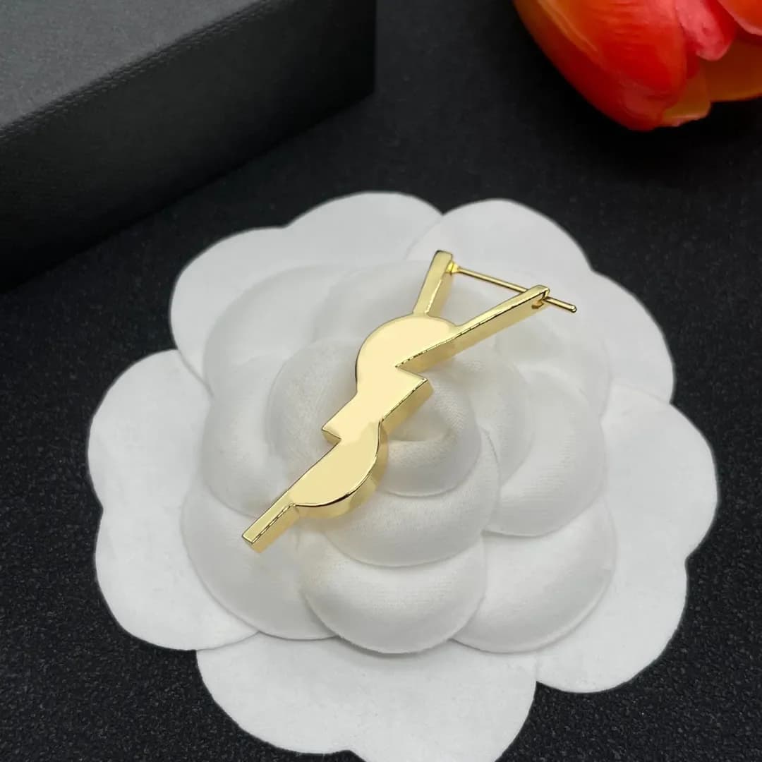 Orecchini in oro, orecchini a lobo in acciaio inossidabile con lettere, stile europeo e americano, orecchini di design semplici e alla moda per donna, regali di Natale e di nozze.